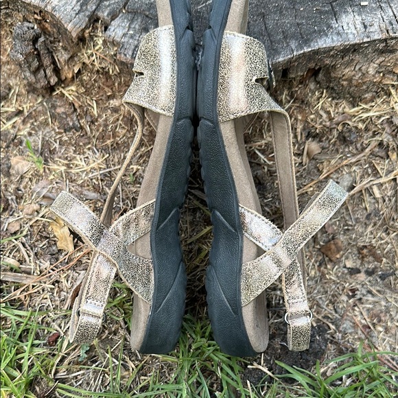 Taos Bea Gold Metallic Sandals with 3 Adjustable Straps•Size 7 - Picture 13 of 14